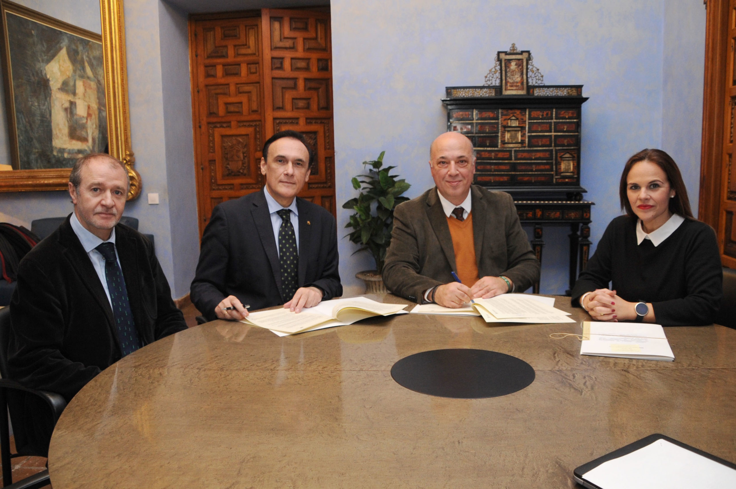 La firma de un convenio de colaboración entre la Diputación y la UCO permitirá desarrollar dos proyectos de participación